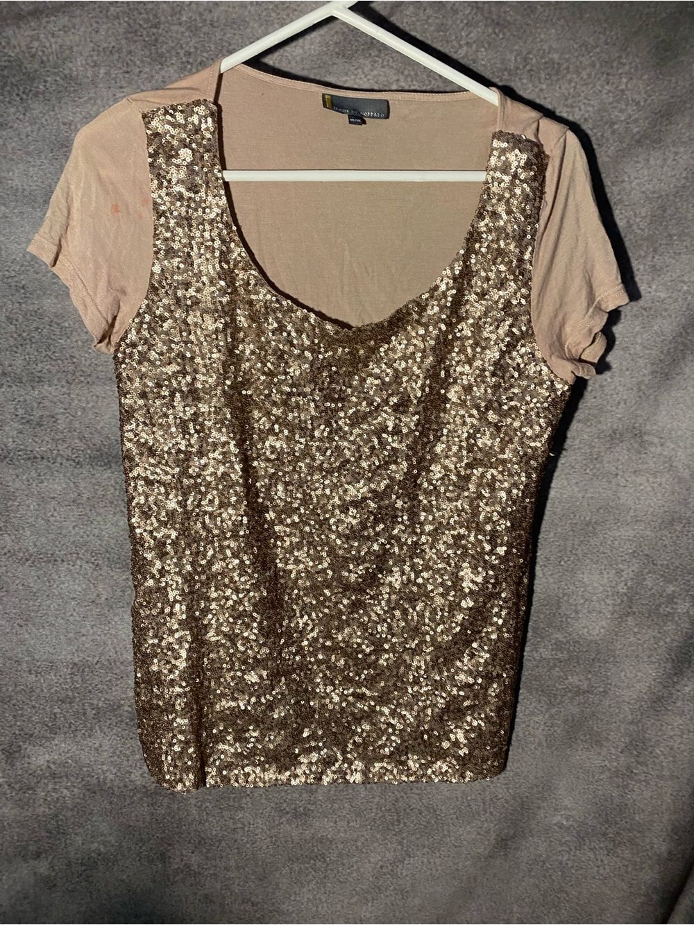 Jeans by Buffalo Sequin Top Womens Size Medium Beige Gold Short Sleeve Stained⁠